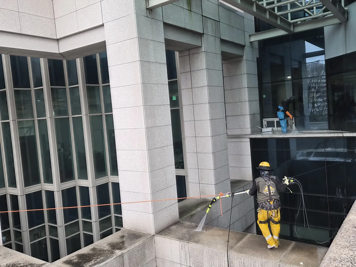 화성시 만세구 새솔동 상가건물 옥상 파라펫 장비 주변 정밀 위생청소 사례 - 행진크린