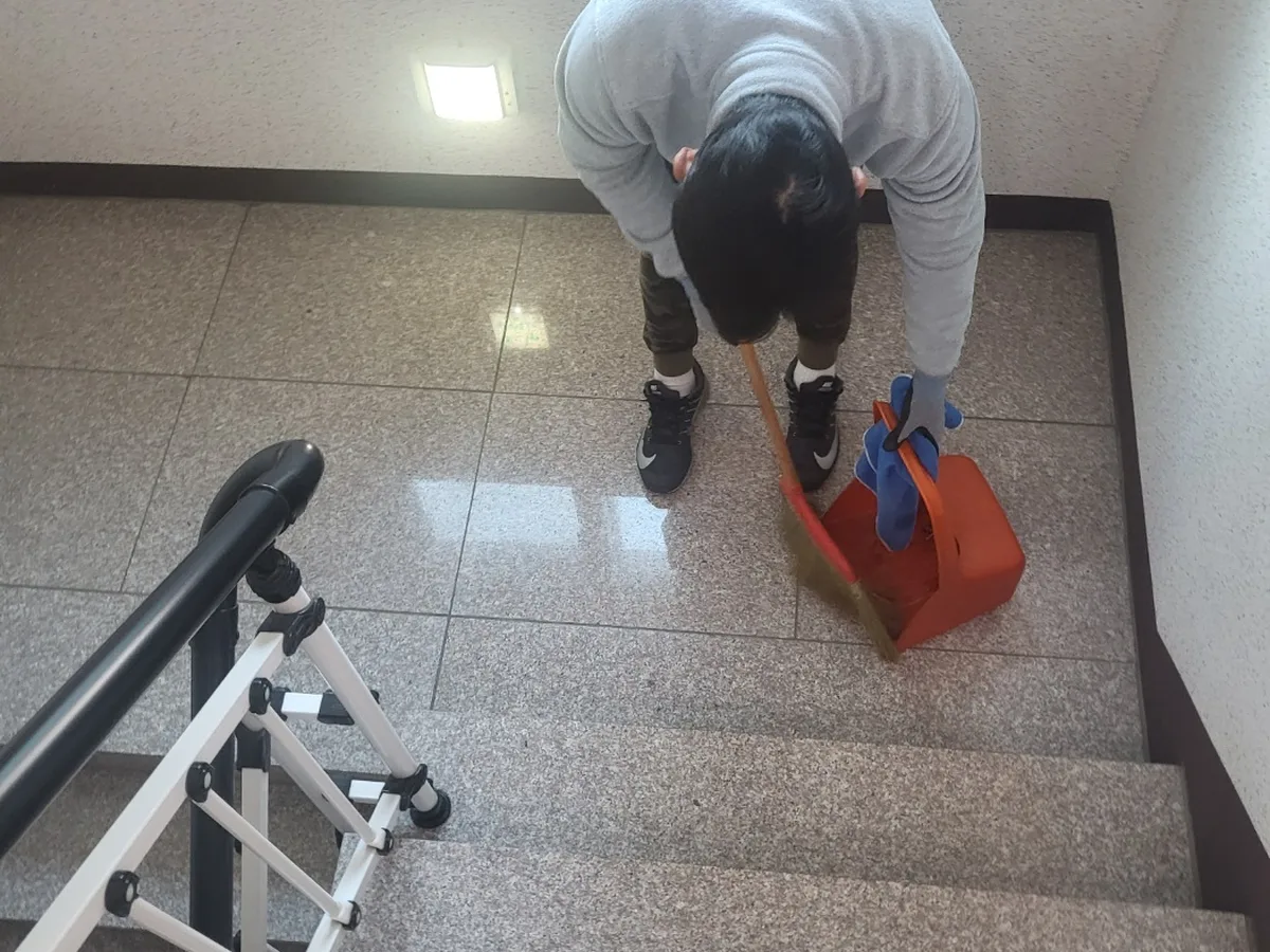 오산시 내삼미동 빌라 공동현관 장비 주변 정밀 위생청소 사례 - 행진크린